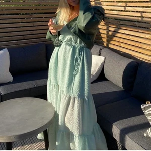 Grön klänning från Weekday - Använd ett fåtal gånger!🥰 första bilden är lånad! Jag är en small, och klänningen passar på mig. Jag är 170 cm 💥❤️‍🔥