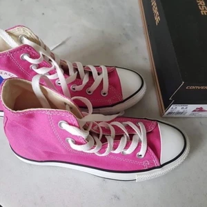 INTRESSEKOLL!!✨ - Vill kolla intresset på dessa superfina rosa converse i storlek 37! Buda i kommentarerna eller skriv privat💞  OANVÄNDA! Kartong medföljer