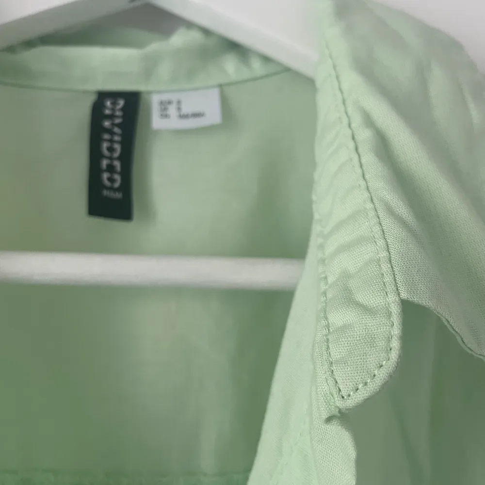Superfin pastellgrön bomullsskjorta i en oversized fit! Sitter perfekt på mig som är en M. Passar perfekt nu till våren/sommaren då den är åt det tunnare hållet!. Skjortor.