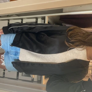 Bomberjacka  - Snygg bomberjacka med tryck  från Lindex som aldrig är använd. Storleken är L men passar även mig som är en S