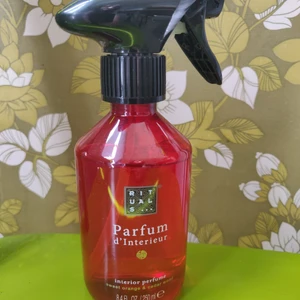 Rituals Happy Buddha spray -  Säljer en doftspray från Ritual of happy buddha, serien har utgått. En av Rituals mest populära serier. Sprayen doftar helt orimligt gott! Doften sitter i hela dagen. Spraya t.ex i garderoben, på gardinerna för att hemmet ska dofta fantastiskt. Använd ett par gånger, jag uppskattar att det är ca 230 ml kvar av 250. 