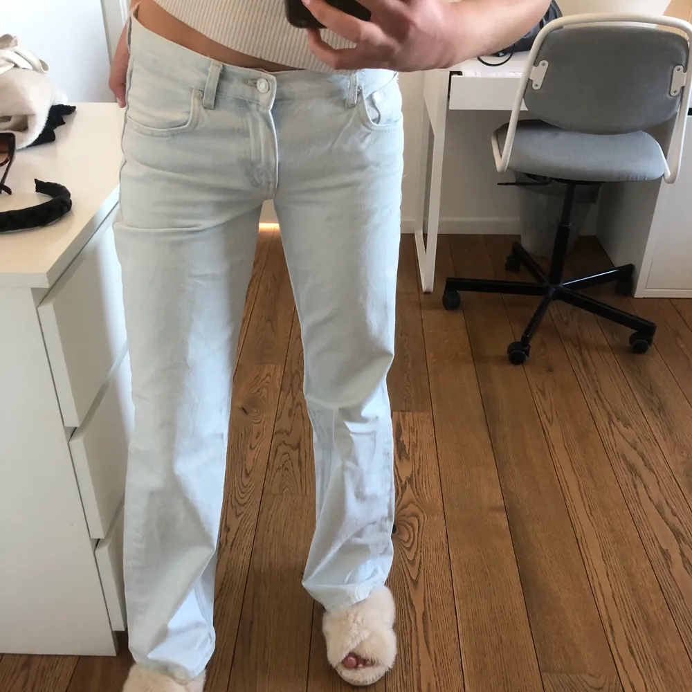 Säljer mina SKITSNYGGA lågmidjade jeans från mango🫶🏽köptes för cirka en månad sen men har tyvärr inte kommit till användning 💕de är väldigt ljusblåa i färgen och passar perfekt på mig som är 175 cm lång. Frakten är inkluderat i priset🔥. Jeans & Byxor.