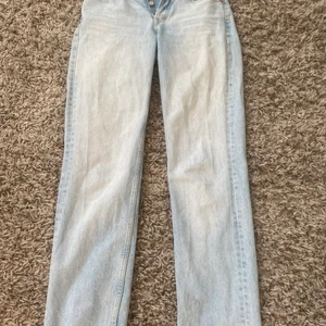 Zara jeans i storlek 34 -  Modellen är  Straight och säljer dom för att de är väldigt små för mig.