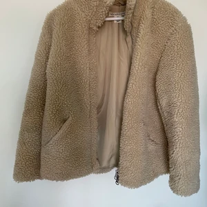 Teddyjacka - Beige teddyjacka från HM! Stl S, pris 90kr