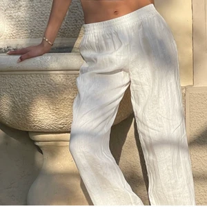 Vita linnebyxor som är helt slutsålda! - Linnebyxor från Amelie Star x NA-KD i strl 38. Intressekoll, bra pris snabb affär! Köptes för 499 kr💗 köparen står för frakt och paketet skickas spårbar med postnord skickas lätt!