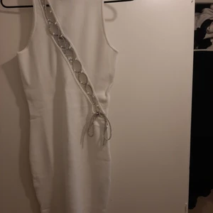 Klänning från Bersha, M - Säljer miniklänning från Bershka i storlek M då den är för kort för mig. Aldrig använd, prislappen är kvar. Jag är 176 cm så skulle rekommendera den till någon som är kortare. 250 kr exklusive frakt