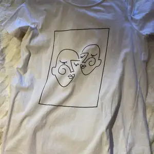 T-shirt med tryck som endast är använd 1 gång
