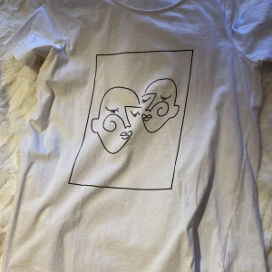 Tröja endast använd 1 gång  - T-shirt med tryck som endast är använd 1 gång