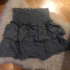 En jättefin kjol från Kappahl som jag knappt har använt. Den är ljusgrön i storlek xs. Köparen står för frakten💕