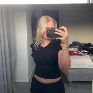 Zara topp - Jätte fin zara topp med volang ärmar. Kommer inte riktigt till användning, buda privat och om de är många som vill ha den gör jg en budgivning