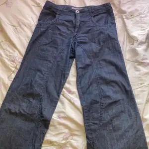 Utsvängda Jeans med cool design💫 köpta secondhand och är i bra skick🪐  St 34 men passar mer som 36-38 enligt mig🌝  