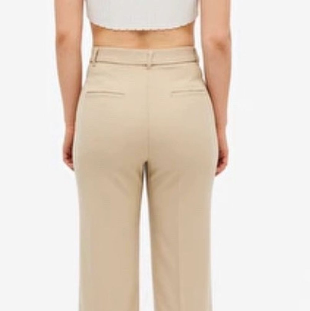Beiga kostymbyxor från monki, kommer inte till användning, storlek: 36. . Jeans & Byxor.