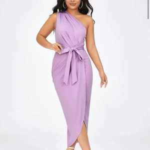 Lila klänning  - Fin lila klänning till sommaren aldrig använd för den är för liten på mig 