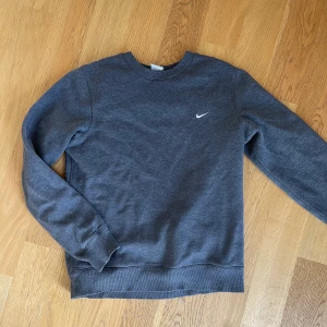 Grå Nike sweatshirt - Säljs eftersom jag inte använder den. Frakt ingår i priset!