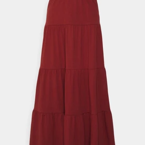 Jättefin lång sommarkjol! - Jag är 165cm och kjolen kommer precis ovanför mina hälar. Det är lite för långt för mig och jag hade redan klippt bort lappen på kjolen så kunde inte lämna tillbaka den. Annars är den helt ny och färgen är underbar. Den är bara testad men aldrig använd, det är nästan utsåld på zalando så passa på å köp den inför sommaren!