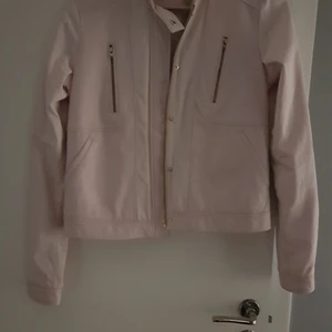 Filippa K bikerjacka - Snygg bikerjacka i svagt rosa från Filippa K.  Använd 1 ggr så i jättebra skick. Strl S nypris 2675 kr. Säljes för 400 kr.