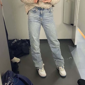 Gina jeans - Säljer dessa jeans från gina tricot! Andvänd ett fåtal gånger och säljer dom för de inte kommer till användning. De är i storlek 152 men passar mig som är 158cm. Köparen står för frakt.