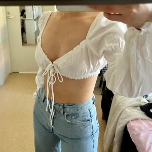 Kort topp - Supersnygg topp från hm knappast använd så den är som ny❤️ materialet är väldigt stretchiga och är lite som skjortmaterial. Toppen är perfekt inför sommaren🥰