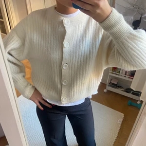 Stickad kofta  - Superfin stickad kofta från & other stories i storlek XS som går att ha på många år olika sätt. Färgen är off white, köpt för 850kr💕