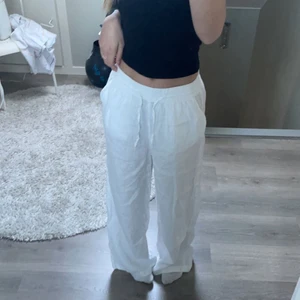 Linnebyxor  - Säljer dessa jättefina vita linnebyxor från GinaTricot o storlek 32💕 dom är lite långa för mig som är 159cm lång, säljer dom för 350<3