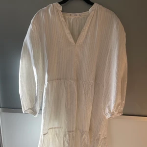 Klänning - Säljer denna klänning från mango🫶🏻