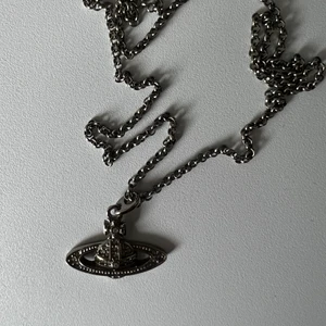 Vivienne Westwood halsband  - Äkta och bevis finns! Halsband från Vivienne Westwood i fint skick, originalbox ingår. Den ända defekten är vad ni ser på bild 3, en typ av missfärgning. Storleken skulle jag gissa på 50-55cm, se bild 2. 600kr och frakten ingår i priset. Kram!❤️☮️