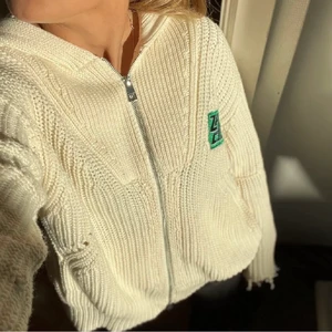 Zadig kofta - Säljer min zadig & volteire kofta. Köpt här på plick för ett tag sedan. Fransiga och håliga detaljer som är meningen i modellen! Använd men i bra skick. Storlek M/L men skulle säga liten i storleken, passar mig med xs. Köpare står för frakt på 66kr 💛