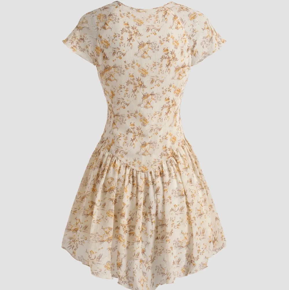 Säljer denna jätte fina och lätta klänning har endast använt en gång för att prova den . . Klänningar.