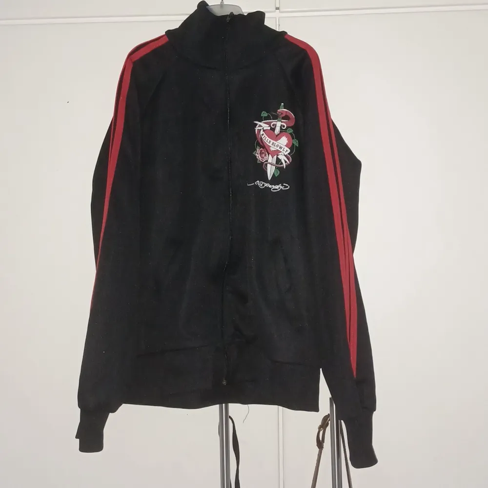 Snygg edhardy zip up tröja med röda ränder på ärmarna. En liten edhardy 