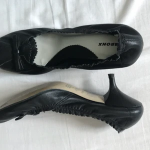 Vintage klackskor - Jättesöta svarta klackskor i storlek de är använda innan och därmed har de slitits lite på undersidan av skorna ♡ Skriv helst innan du köper, är villig att diskutera pris och ställ gärna frågor ♡