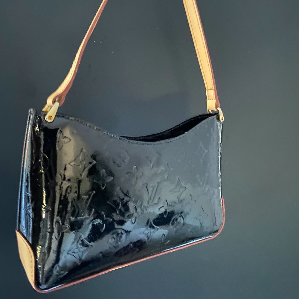 Superfin ärvd Louis Vuitton väska, handväska. Handgjort i riktigt fint skick! Tyvärr inga äktenhets bevis därav priset:/ Väskan är gjord i läder.. Väskor.