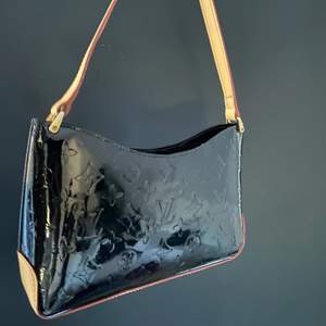 Superfin ärvd Louis Vuitton väska, handväska. Handgjort i riktigt fint skick! Tyvärr inga äktenhets bevis därav priset:/ Väskan är gjord i läder.