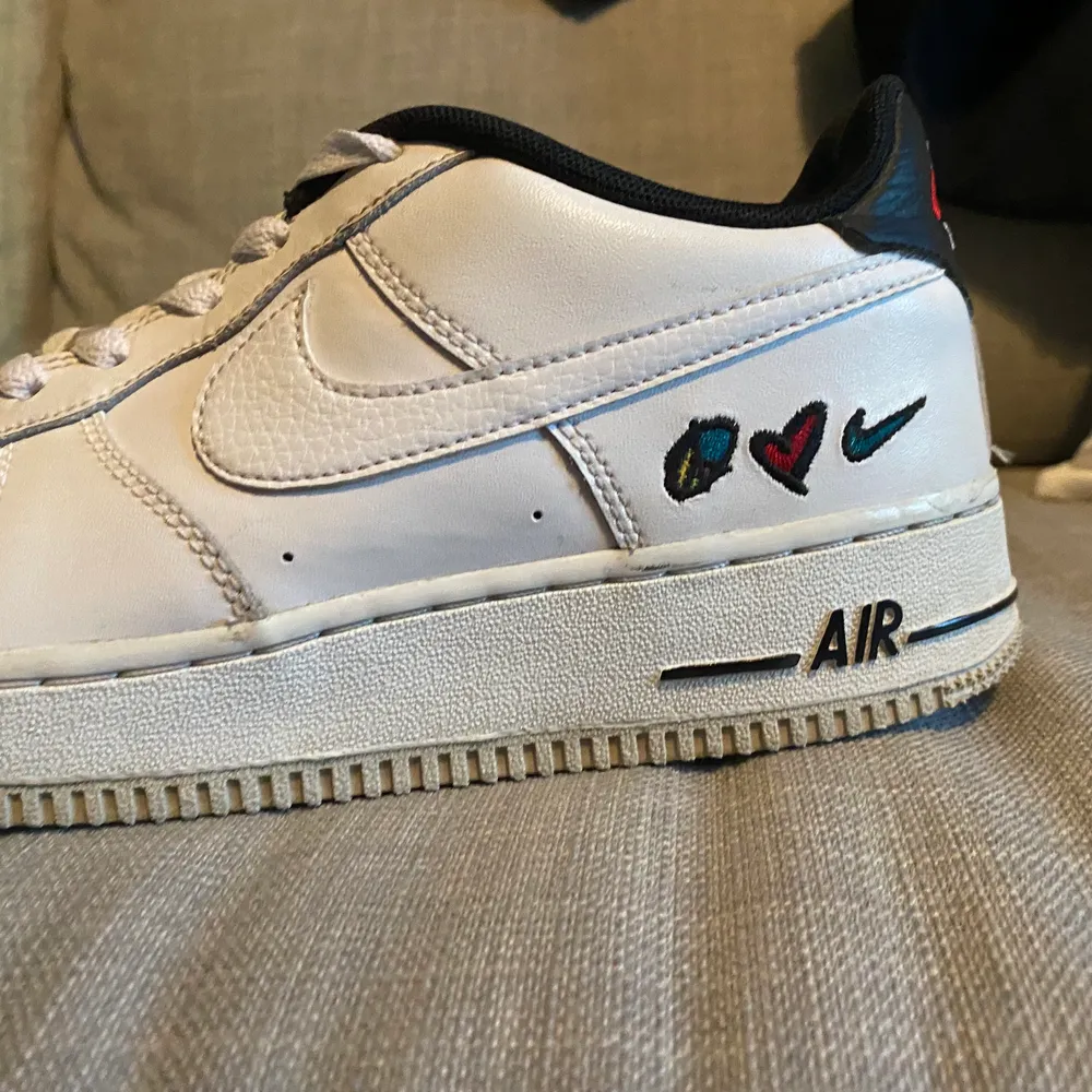 Hej, säljer mina nike air force 1s (peace love swosh) använda ett par gånger skick 8.5 / 10. Dom är i storlek 40. Pris kan sänkas vid snabb affär. Skriv för mer bilder och info!. Skor.