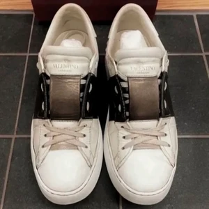 Valentino skor - Säljer pga för stora för mig, kan tänka mig byta mot 37, färg kvittar❤️ köp direkt för 2400🌺 boxen medföljer 