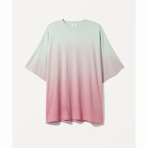 Oversize tshirt Weekday dipdye batik - Oversize tshirt som är supersnygg med cykelbyxor under. Är som en klänning. Storlek xs, men väldigt oversize. Använd 1 gång och därför i nyskick. 