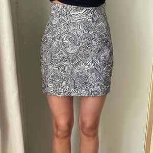 Kjol - Kjol endast använd en gång.