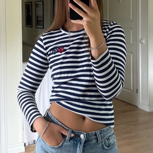 Comme des garçons tröja - Säljer min play tröja för att jag ej använder den längre. Endast andvänd 5 gånger därav i väldigt fint skick. Köpt för 1499 
