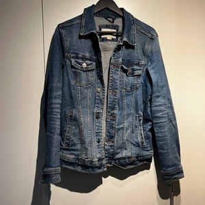 Pull&bear jeansjacka  - Klassisk jeansjacka från pull & bear  Cond: 7/10 Köpare betalar för frakt 