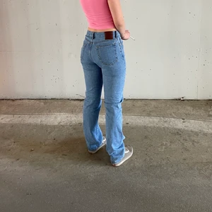 Lågmidjade jeans! - Säljer nu ett par av mina favoritjeans eftersom jag tycker att de har blivit för små, lågmidjade superfina jeans som passar till absolut allt! 