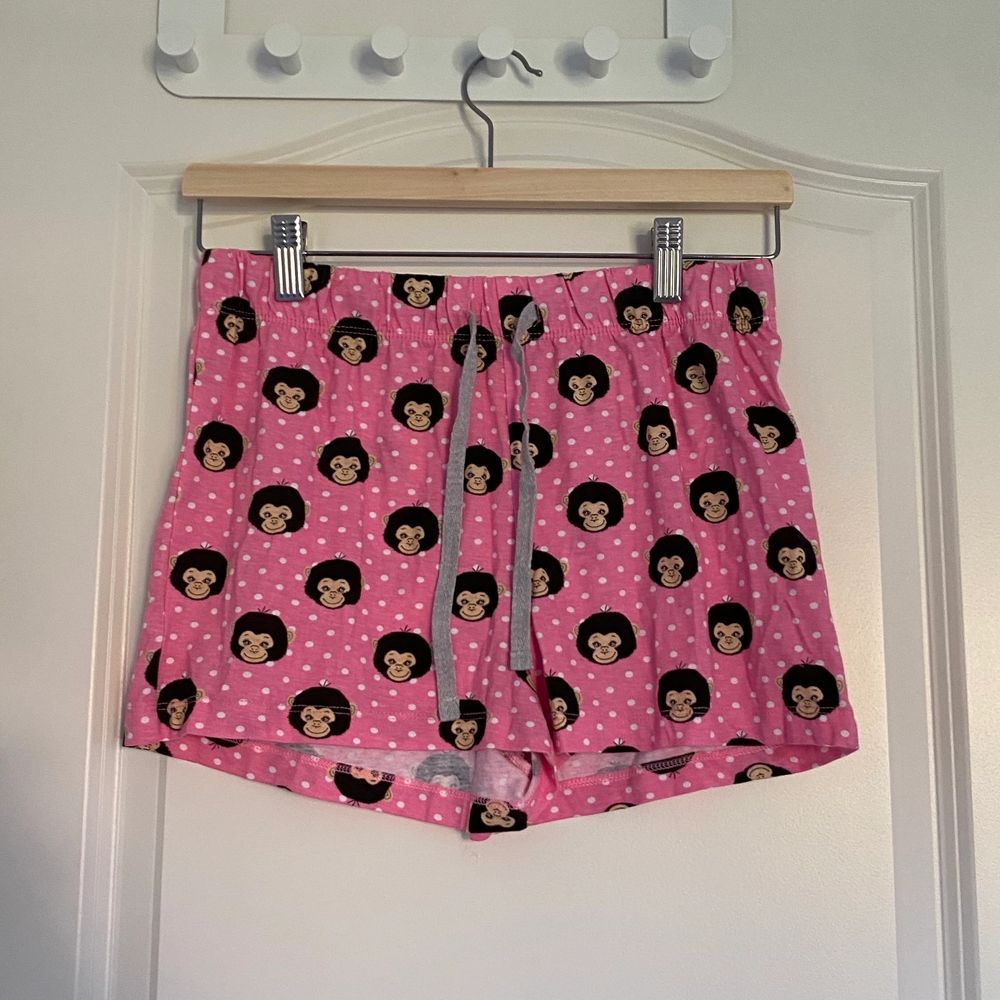 Rosa pyjamasshorts med apor på från Cubus i storlek XS. Aldrig använda. Frakt tillkommer. 💗. Shorts.