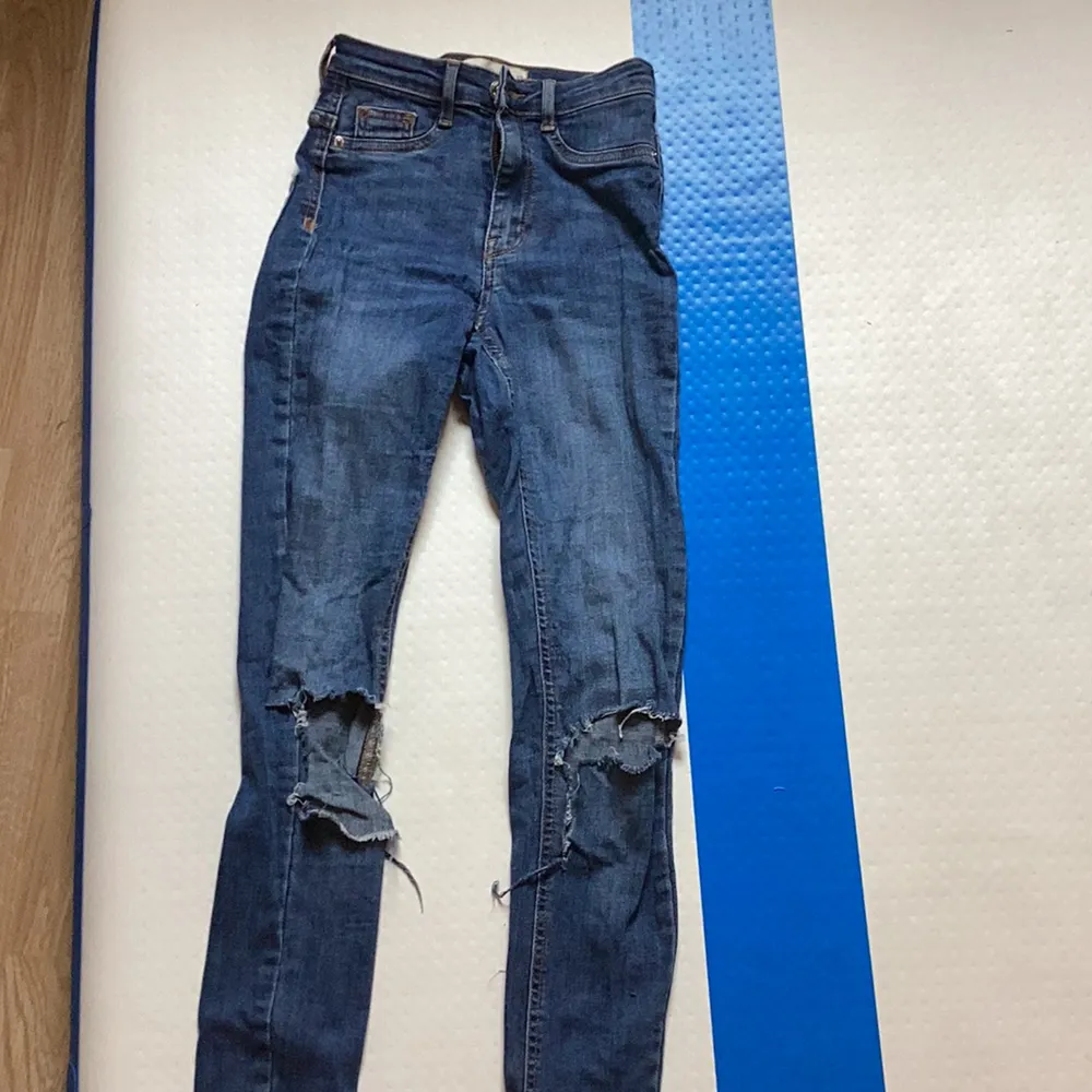 Gina tricot jeans. Dom jeansen på första bilden är i storlek s och dom med hål är i storlek xs (hålen har vi gjort själv). Köp båda för 120 eller ett par för 70 ❤️. Jeans & Byxor.