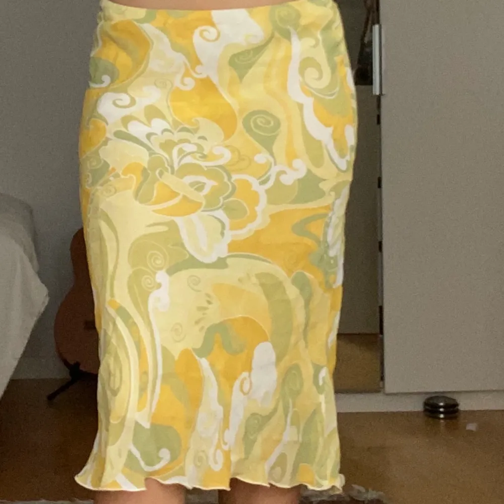 Superfin gul lågmidjad kjol! Strl xs-s. 70kr eller högsta bud exklusive frakt (40kr)❣️. Kjolar.