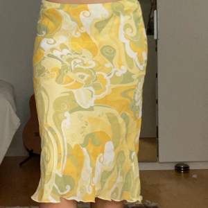 Superfin gul lågmidjad kjol! Strl xs-s. 70kr eller högsta bud exklusive frakt (40kr)❣️