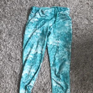 gympabyxor - fina gympabyxor! de är så för små för mig o därför säljer jag de. har använt 10+ gånger i skolan men de är ju såklart tvättade! Önskas fler bilder är det bara att säga till❤️