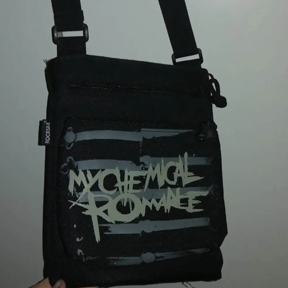 My Chemical Romance väska som är köpt på Emp men knappt använd. Den har justerbara band och 3 fack, 129 kr  plus frakt :). Väskor.