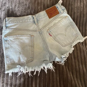 Jeans shorts  - Fina levis jeansshorts dom passar en xs❤️ köp inte direkt!