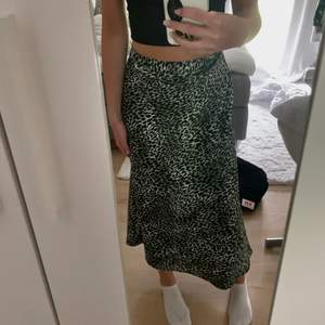 Jättefin kjol från VILA i nyskick i storlek XS/34 men passar även S då det är resår i midjan💕 Nypris 350kr