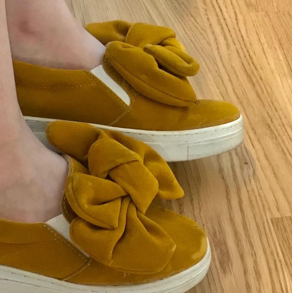 Mycket bekväm sneakers, vacker sommarfärg, dess sammetstyg är 4 cm hög. Skor.