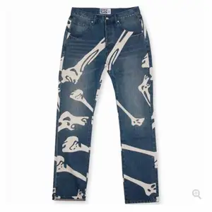 Super coola jeans från life’s a beach, storlek 32 vilket motsvarar M och i och n straight fit, dem är unisex och därmed skulle jag säga att dem är mer utav en L för kvinnor.