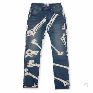 Big bones jeans  - Super coola jeans från life’s a beach, storlek 32 vilket motsvarar M och i och n straight fit, dem är unisex och därmed skulle jag säga att dem är mer utav en L för kvinnor.